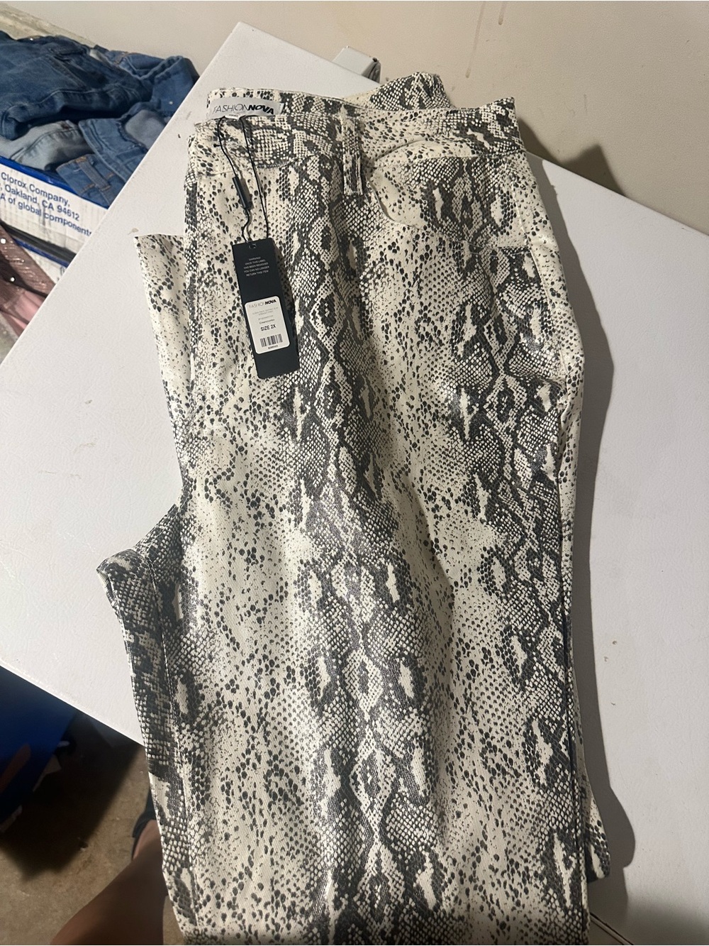 High-Rise Snake Print Slim Pants - White/Gray - Picture 3 of 3